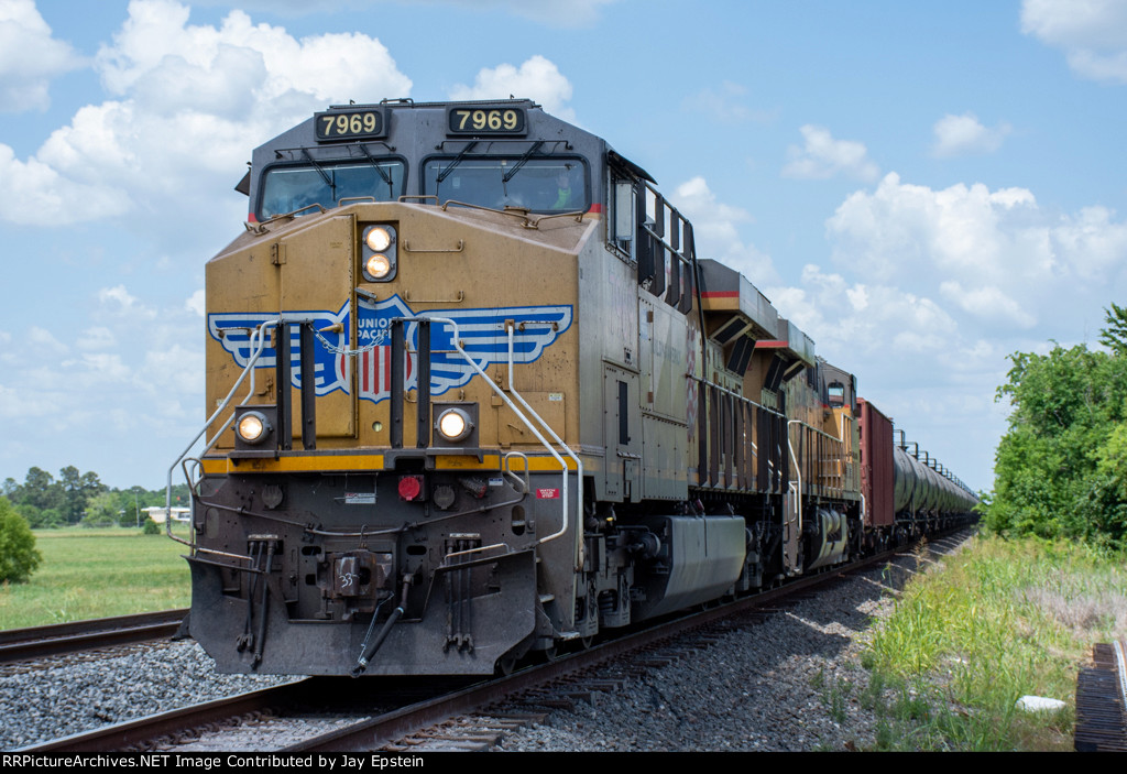 A unit tank car train rolls west on the Hluston Sub